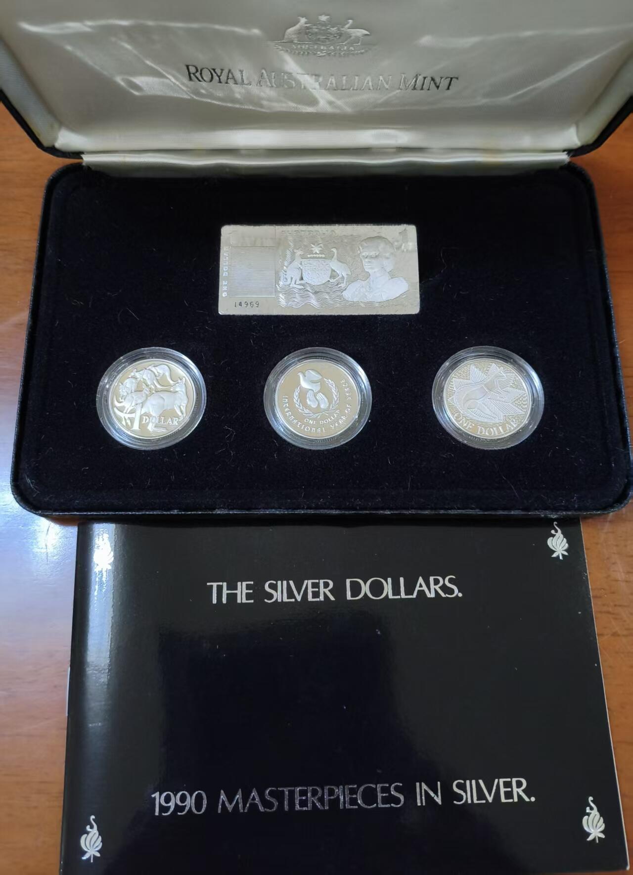 ❤️【币观天下】❤️ 第336期钱币拍卖- 2025.12.26周五晚上6点半场-长期征集拍品 澳大利亚1990年大师集藏装精制套币，此套装专为一澳元发行，澳大利亚自 1984年开始发行一澳元硬币。但是第一枚银质流通币却源自1988年的土著文化，因此在1998年特别发行此套装弥补1984年流通币和1986年和平年纪念币的银质版本，同时还发行一元纸钞的银质版本一起装入此套。总共含纯银74.97克