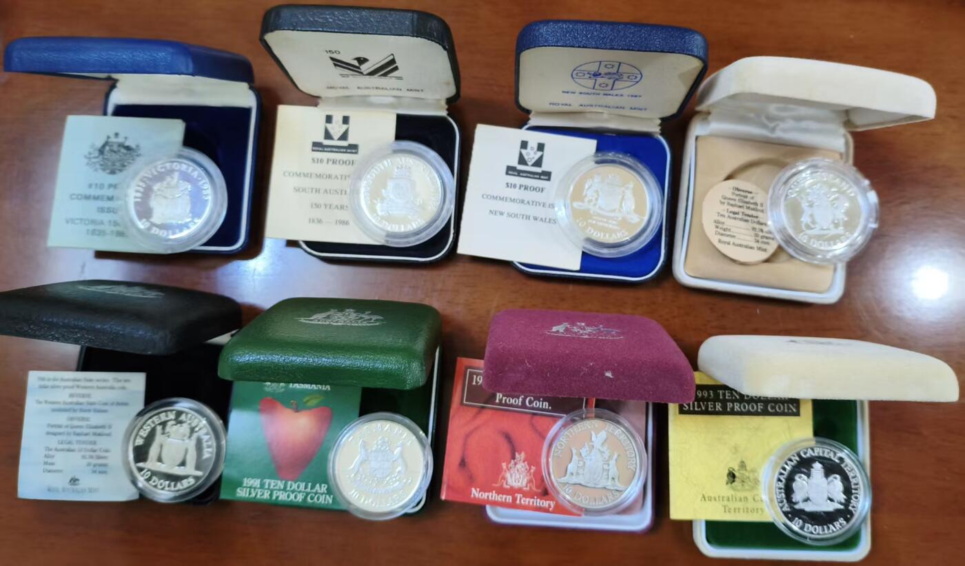❤️【币观天下】❤️ 第336期钱币拍卖- 2025.12.26周五晚上6点半场-长期征集拍品 澳大利亚1985--1993州币8枚套 澳大利亚是比较早发行州币的郭嘉之一，这是第一套以各州的州徽为图案 原盒证 含纯银148克