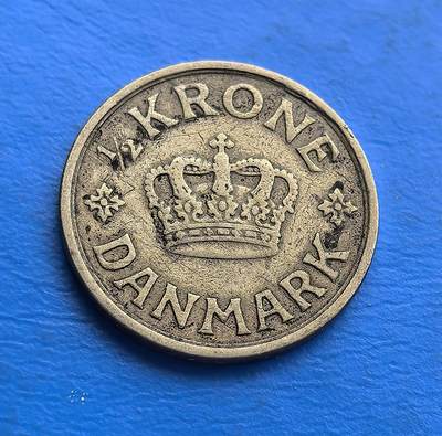 外国优质老铜币高银银币，周六九点倒数截拍，满百包邮，持续收拍 - 少见面值，1924 年丹麦半克朗，属克里斯蒂安十世统治早期（战后重建期）。正面君主花押（CXC）与皇冠呼应，背面皇冠庄严，凝萃北欧王室符号。铜镍包浆载岁月，见证战后丹麦稳定复兴。北欧铸工精细，亲民可藏，适配王室币藏与欧洲战后史专题，解码君主制下的和平重建脉络 。