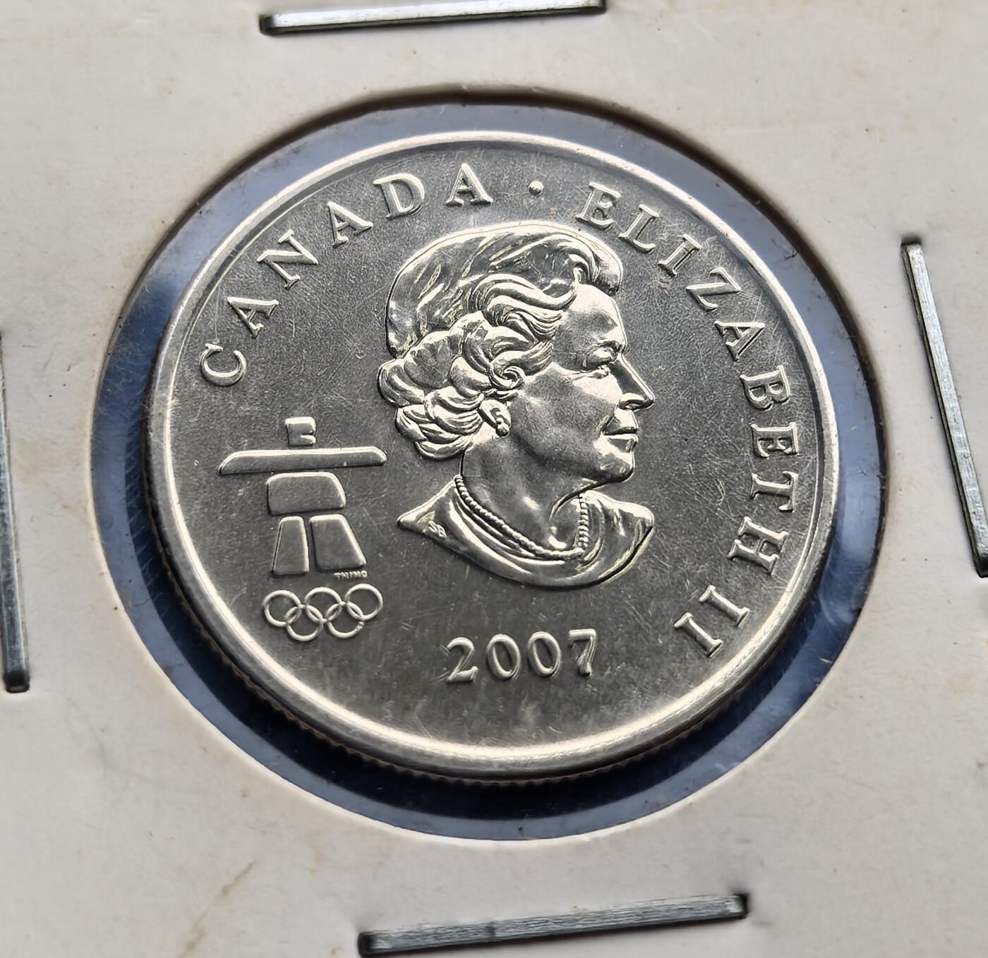 外国优质老铜币高银银币，周六九点倒数截拍，满百包邮，持续收拍 加拿大冰壶运动冬奥会纪念币。背面刻画冰壶选手竞技姿态，嵌入枫叶轮廓（加拿大象征）；正面女王像旁，因纽石刻（原住民文化符号）与奥运五环交融，凝萃多元文化。见证加拿大冬奥荣耀。冬奥题材稀缺，串联体育、王室、原住民精神，是解码温哥华冬奥、填补世界币收藏的珍贵标本，适配体育与文化藏家 。