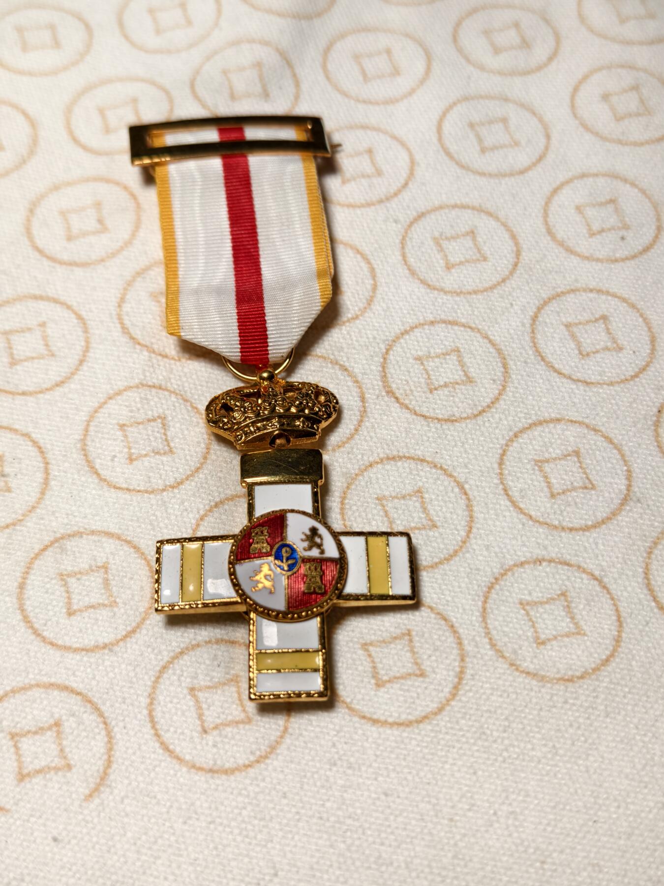 抚柳草堂-第四期章牌钱币（圣诞专场） 奖章勋章限时免佣 满百包邮 放漏专场 西班牙军事功勋 原品 非复刻 白色珐琅带黄条 少见版本