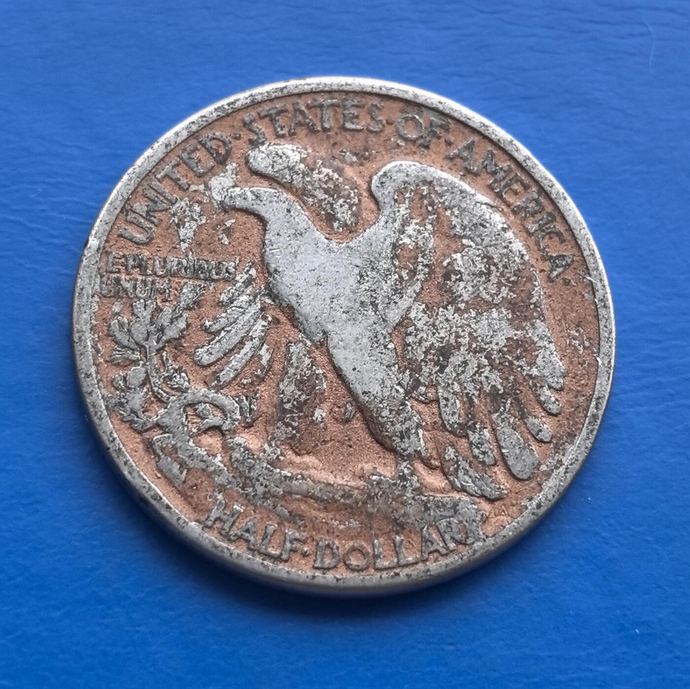 外国优质老铜币高银银币，周六九点倒数截拍，满百包邮，持续收拍 美国1942 年行走自由女神半美元银币，90% 纯银铸就，诞生于二战烽火中，承载特殊时代记忆。币面氧化形成独特橙锈包浆，虽经流通磨损，却凝萃岁月沧桑。正面自由女神持枝前行，尽显优雅与自由象征；背面鹰徽威严，诠释美式经典设计。历史纪念、银质基底、独特包浆与艺术造型交融，是钱币藏家触摸二战货币史、品味岁月痕迹的珍贵载体 。