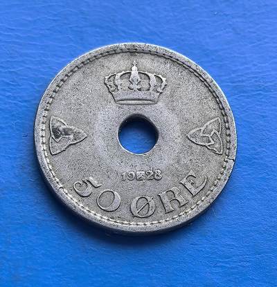 外国优质老铜币高银银币，周六九点倒数截拍，满百包邮，持续收拍 - 1928 年丹麦 50 欧尔圆孔币，正面皇冠与凯尔特结彰显王室符号，背面十字纹章具北欧传统韵味。近百年包浆，设计独特，承载丹麦货币史脉络，是北欧文化与钱币收藏的特色标本 。