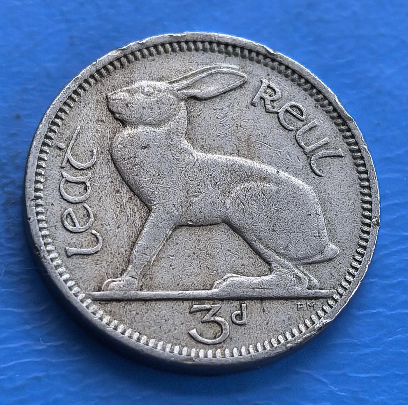 外国优质老铜币高银银币，周六九点倒数截拍，满百包邮，持续收拍 爱尔兰1943 年 3 便士，正面野兔灵动，背刻国徽竖琴，二战时期铸币，凯尔特文化与历史交融，小众收藏佳选 。