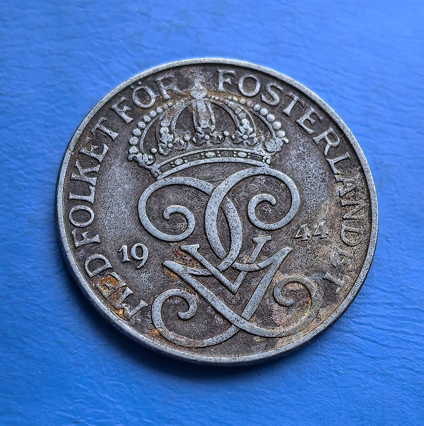 外国优质老铜币高银银币，周六九点倒数截拍，满百包邮，持续收拍 瑞典1944 年 5 欧尔硬币，背面三皇冠为瑞典国徽核心符号，正面 “人民为祖国” 呼应时代精神。二战年份叠加北欧王室印记，复古包浆显岁月痕迹，是北欧钱币收藏中，承载历史符号与战时记忆的特色藏品 。