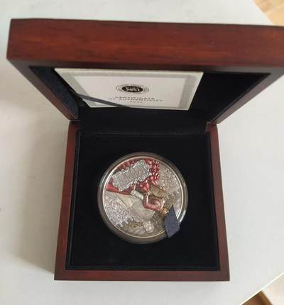 ❤️【币观天下】❤️ 第336期钱币拍卖- 2025.12.26周五晚上6点半场-长期征集拍品 - 纽埃2022年，世界最著名(比才)歌剧《卡门》，2盎司加大(直径达55mm)，超高、超精浮雕, 仿古、全景、彩色银币. 盒证全. 遵照国际最高银币质量标准制造. 采用“全景”设计，人物与背景充满了画面，超高精细浮雕远、中、近景层次分明，工艺细致. 实物更加立体震撼,非常漂亮. 应景当前巴黎奥运会热门银币. 国外售价350美元