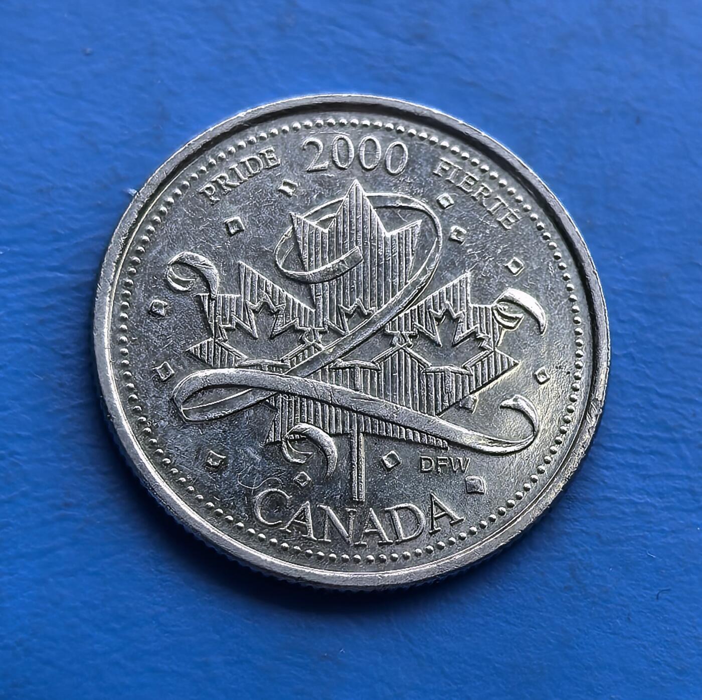 外国优质老铜币高银银币，周六九点倒数截拍，满百包邮，持续收拍 加拿大2000 年25 分枫叶千禧纪念币，背面以抽象图案融合枫叶、山峦，配 “PRIDE/ FIERTE” 双语，彰显国家骄傲；正面为伊丽莎白二世王冠像。千禧年发行存时代印记，币面细节清晰，是收藏加拿大文化符号、千禧主题藏品的独特选择 。