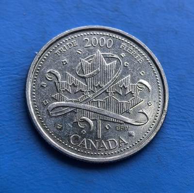 外国优质老铜币高银银币，周六九点倒数截拍，满百包邮，持续收拍 - 加拿大2000 年25 分枫叶千禧纪念币，背面以抽象图案融合枫叶、山峦，配 “PRIDE/ FIERTE” 双语，彰显国家骄傲；正面为伊丽莎白二世王冠像。千禧年发行存时代印记，币面细节清晰，是收藏加拿大文化符号、千禧主题藏品的独特选择 。