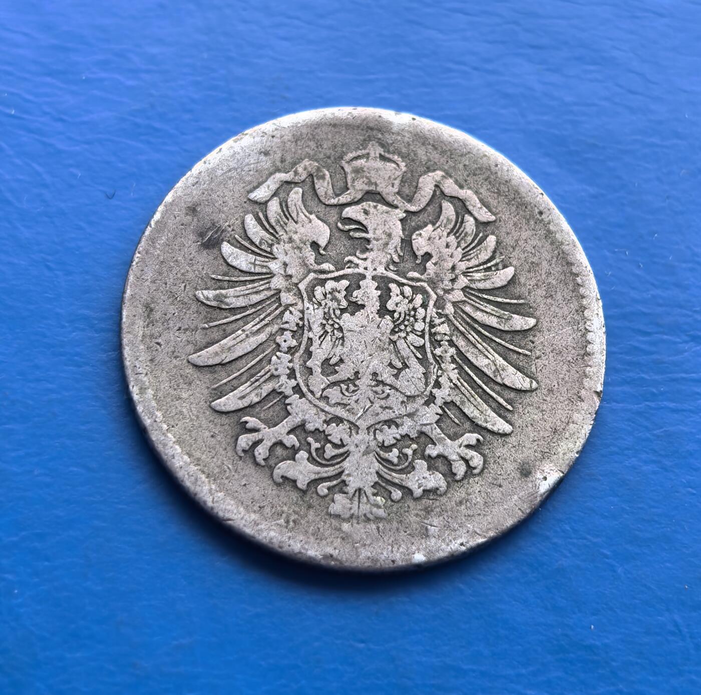 外国优质老铜币高银银币，周六九点倒数截拍，满百包邮，持续收拍 德意志帝国1874 年 1 马克银币，诞生于德国统一后第三年，见证帝国货币体系初创。正面双首鹰徽（传承神圣罗马帝国符号，彰显皇权），背面橡树叶环（日耳曼精神象征），“DEUTSCHES REICH” 烙刻国家身份。90% 银质，百年包浆凝萃岁月痕迹。作为帝国早期流通币，承载德国统一历史，设计融合国徽与民族元素，存世随岁月递减。是欧洲史、钱币藏家触摸德意志帝国肇始的珍贵标本，历史厚重、艺术设计与稀缺