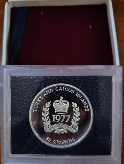 ❤️【币观天下】❤️ 第336期钱币拍卖- 2025.12.26周五晚上6点半场-长期征集拍品 - 特克斯凯科斯1977年28克朗女王登基银禧大银币 难能可贵的原盒证已经不好找了，额外还有一张蓝色的证书，双证在手天下我有！含纯银40.47克