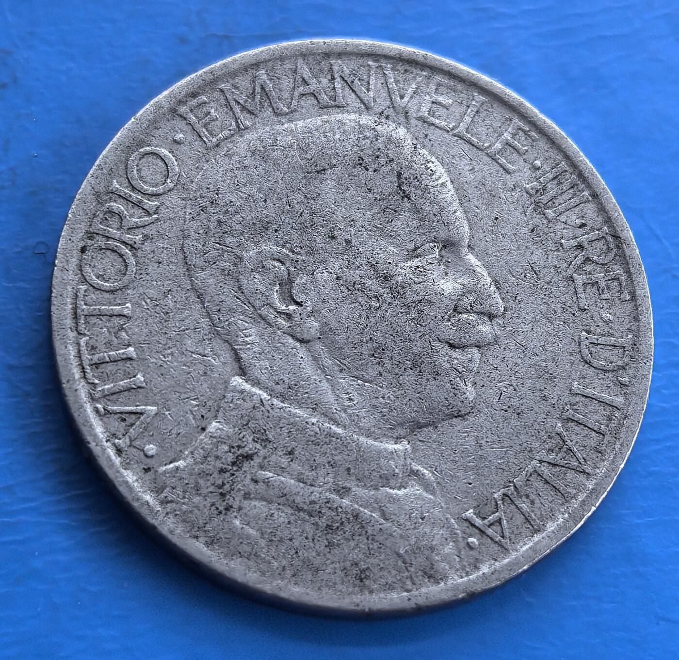 外国优质老铜币高银银币，周六九点倒数截拍，满百包邮，持续收拍 意大利 1926 年2 里拉，正面国王像，背面法西斯束棒，见证墨索里尼政权时期，是二战前欧洲政治货币的独特标本 。