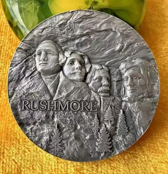 ❤️【币观天下】❤️ 第336期钱币拍卖- 2025.12.26周五晚上6点半场-长期征集拍品 加纳2024年，石刻纪念碑系列-美国总统山-拉什莫尔山. 2盎司,超高浮雕,仿古,纪念银币. 盒证全. 新热门系列. 实物更质感漂亮. 国外售价295美元