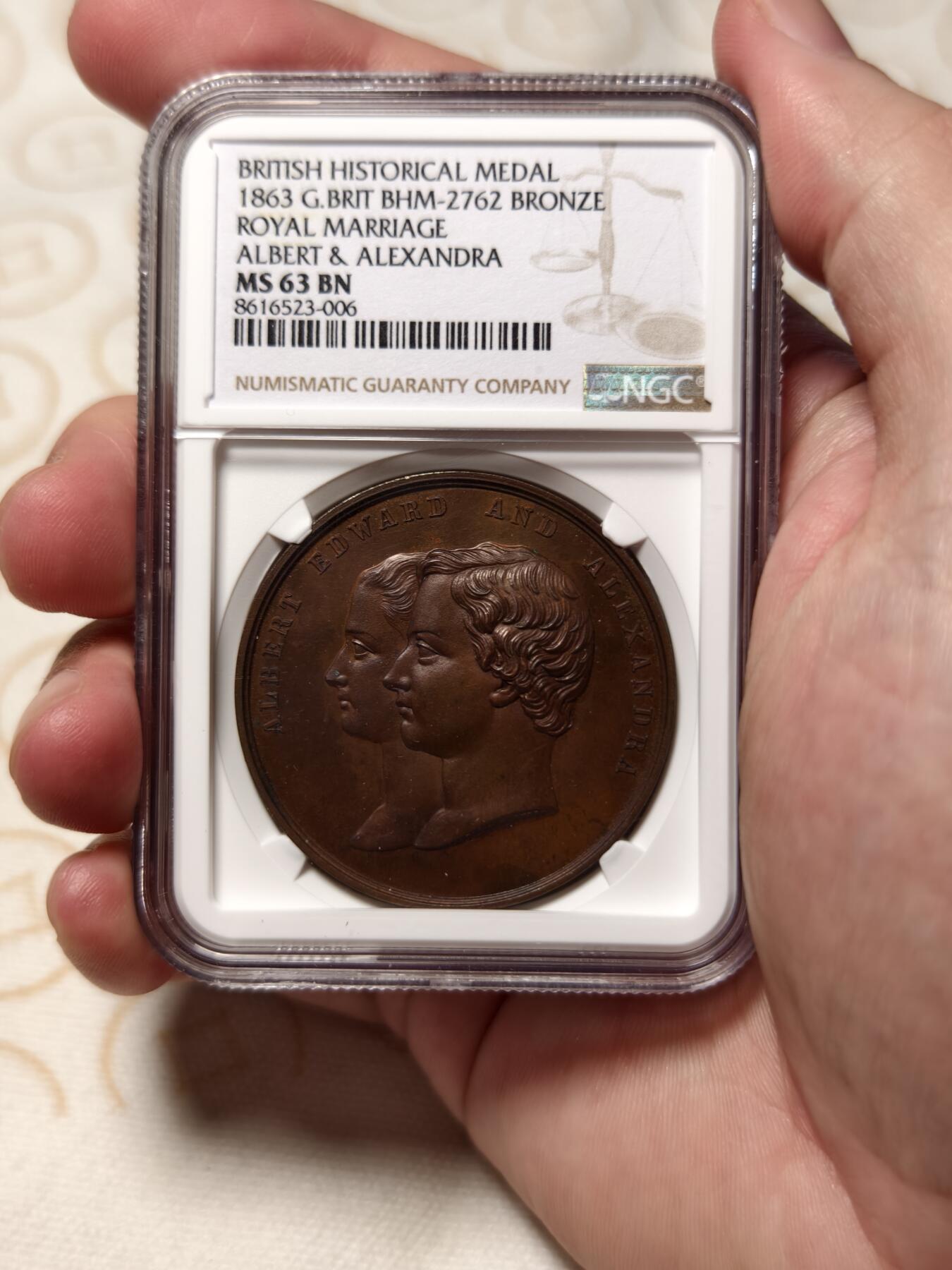 抚柳草堂-第四期章牌钱币（圣诞专场） 奖章勋章限时免佣 满百包邮 放漏专场 1863 NGC MS63BN 英国亚历山大公主与阿尔伯特结婚大铜章 少见品种 加厚盒 正面两人浮雕精美 背面两个家族的纹章