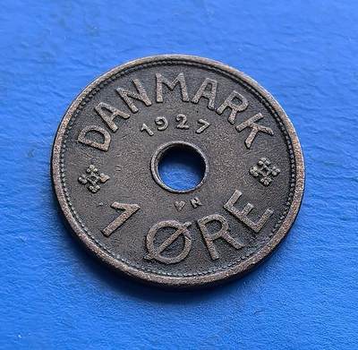 外国优质老铜币高银银币，周六九点倒数截拍，满百包邮，持续收拍 - 丹麦1927年1 欧尔青铜圆孔币，发行于克里斯蒂安十世统治期（二战前和平阶段）。正面饰王室花押与皇冠，背面镌 “DANMARK”、年份及面值，圆孔设计独特。青铜包浆厚重，见证战前丹麦货币工艺，是北欧君主制钱币收藏的经典标的，承载早期王室货币的历史韵味 。