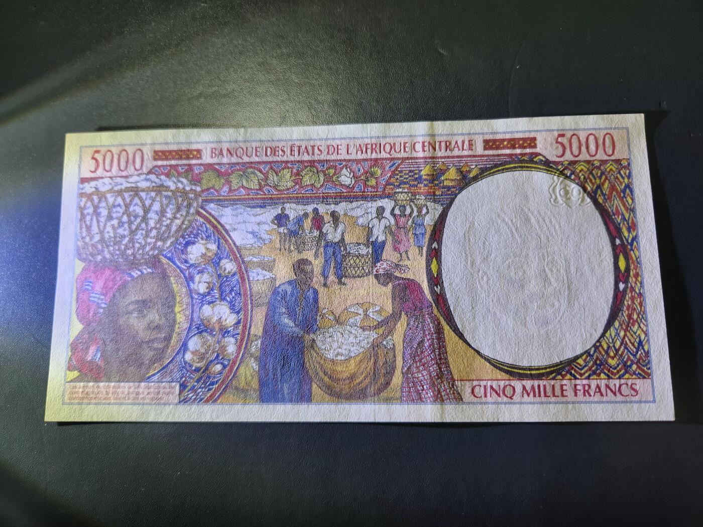 12月24号晚上8点 外国纸币自动截拍第76场 中非共同体2000年5000法郎 字母P 乍得 国家银行大楼 几乎全新