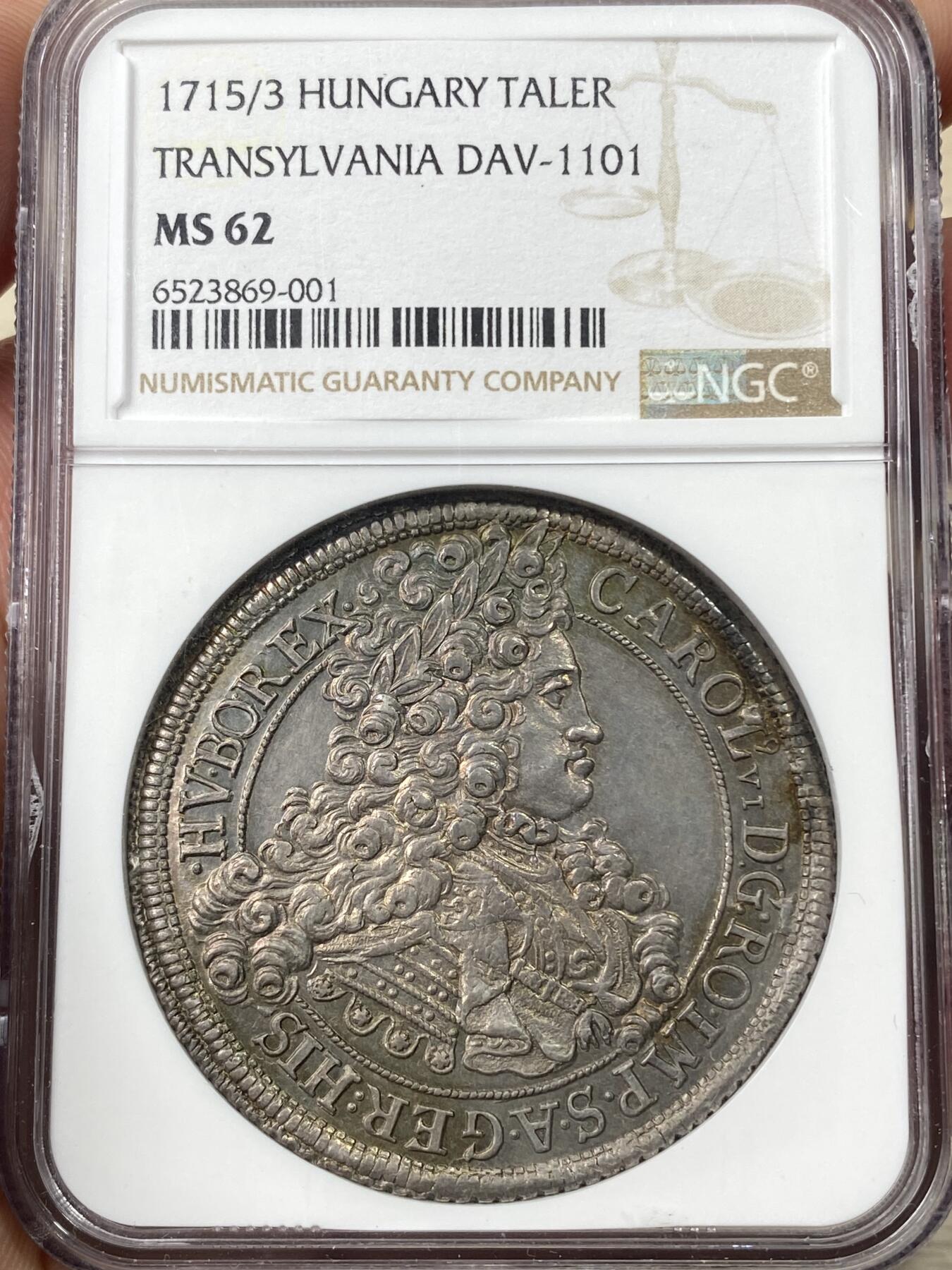 万国钱币拍卖第058期（万国新年大拍） NGC MS62 1715/12年神圣罗马帝国匈牙利卡尔六世双头鹰大泰勒 罕见骑字年份 NGC唯一评论记录冠军分 特兰西瓦尼亚造币厂铸 极为罕见的珍惜神罗泰勒品种 卡尔六世半身像设计仅使用2年 充满光泽的欧陆油彩包浆在币面闪闪发光 双面深打细节完整保留 十几年前HA非骑字年份63分的成交价就超过6000美金 错过难寻的顶级收藏品质