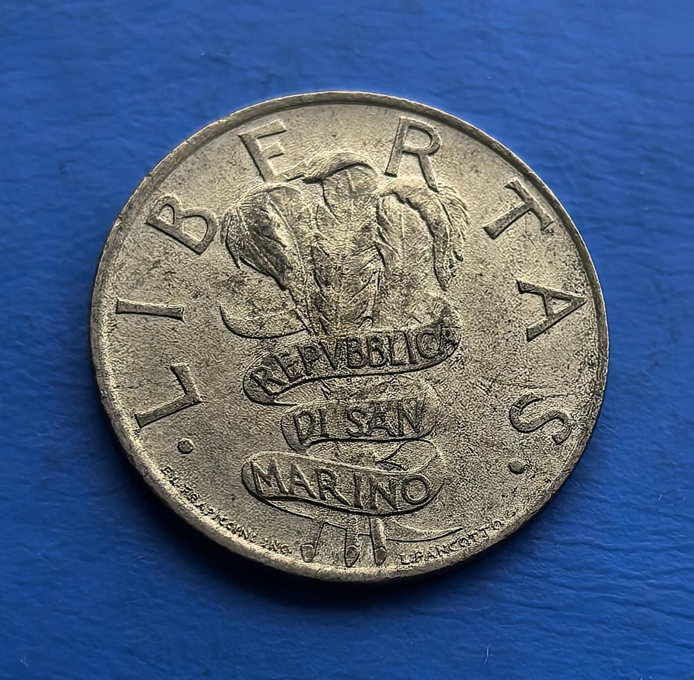 外国优质老铜币高银银币，周六九点倒数截拍，满百包邮，持续收拍 圣马力诺1995 年 200 里拉，背面孩童互动场景童趣盎然，带设计师签名；正面 “LIBERTAS” 呼应国家精神。袖珍国发行，岁月包浆独特，集童真画面与国别文化于一体，是趣味收藏的别致之选