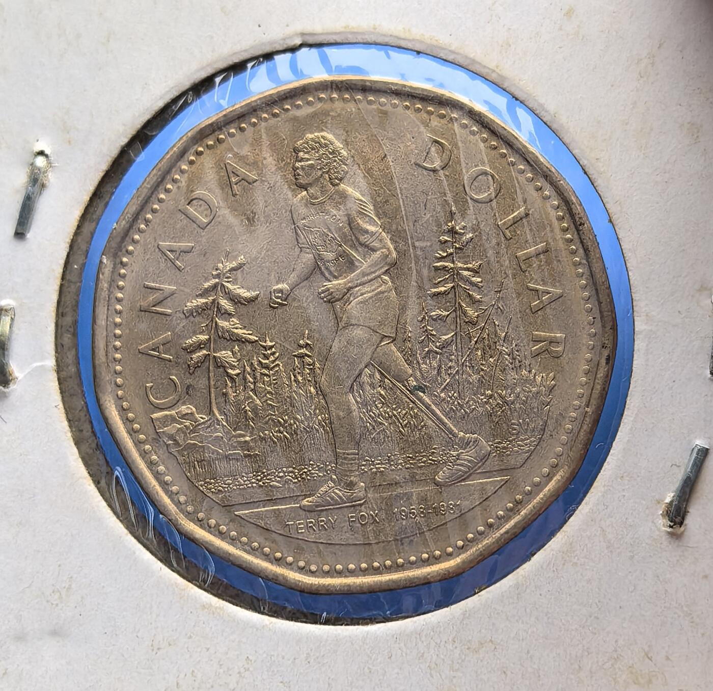 外国优质老铜币高银银币，周六九点倒数截拍，满百包邮，持续收拍 加拿大2005 年特里・福克斯 1 元纪念币，致敬抗癌英雄：福克斯 1980 年以假肢开启 “希望马拉松”，为癌症研究募款，精神震撼世界。币面背面刻画其奔跑身姿，背景森林还原加拿大地貌；正面伊丽莎白二世像，延续英联邦脉络。铜镍材质、多边形边缘具辨识度，承载国民精神图腾，是公益人文与钱币艺术的融合