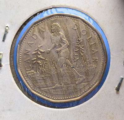 外国优质老铜币高银银币，周六九点倒数截拍，满百包邮，持续收拍 - 加拿大2005 年特里・福克斯 1 元纪念币，致敬抗癌英雄：福克斯 1980 年以假肢开启 “希望马拉松”，为癌症研究募款，精神震撼世界。币面背面刻画其奔跑身姿，背景森林还原加拿大地貌；正面伊丽莎白二世像，延续英联邦脉络。铜镍材质、多边形边缘具辨识度，承载国民精神图腾，是公益人文与钱币艺术的融合