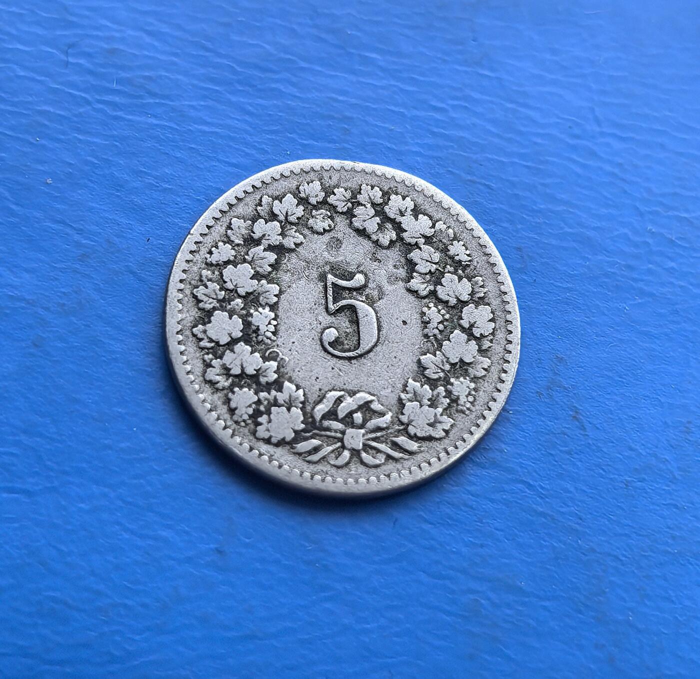 外国优质老铜币高银银币，周六九点倒数截拍，满百包邮，持续收拍 瑞士1895 年5 分，正面赫尔维蒂亚女神（瑞士象征），背面花卉环饰，工艺细腻。承载 19 世纪瑞士货币史，百年流通品相凝萃岁月。