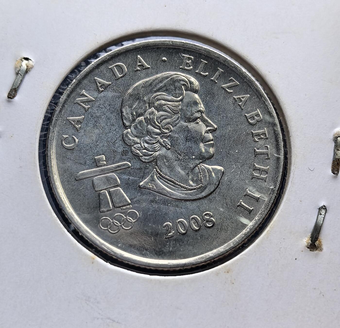 外国优质老铜币高银银币，周六九点倒数截拍，满百包邮，持续收拍 加拿大雪橇队冬奥会纪念币。背面捕捉雪橇队竞速瞬间，枫叶轮廓烘托动感张力；正面女王像侧，因纽石刻（原住民符号）与奥运五环呼应，串联王室、文化、体育脉络。