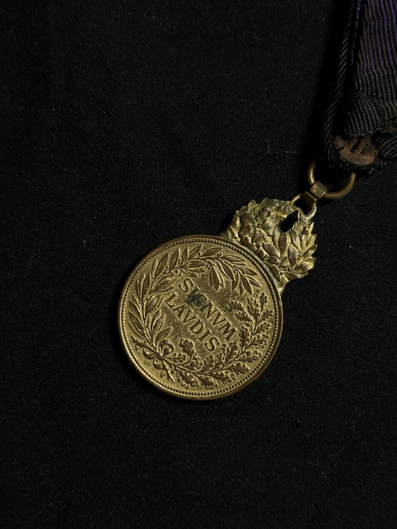 欢庆元旦！戎马世界章牌大赏第109期元旦大拍 奥匈帝国铜级军事功绩奖章，带剑饰，卡尔版，绶带有严重染色破损