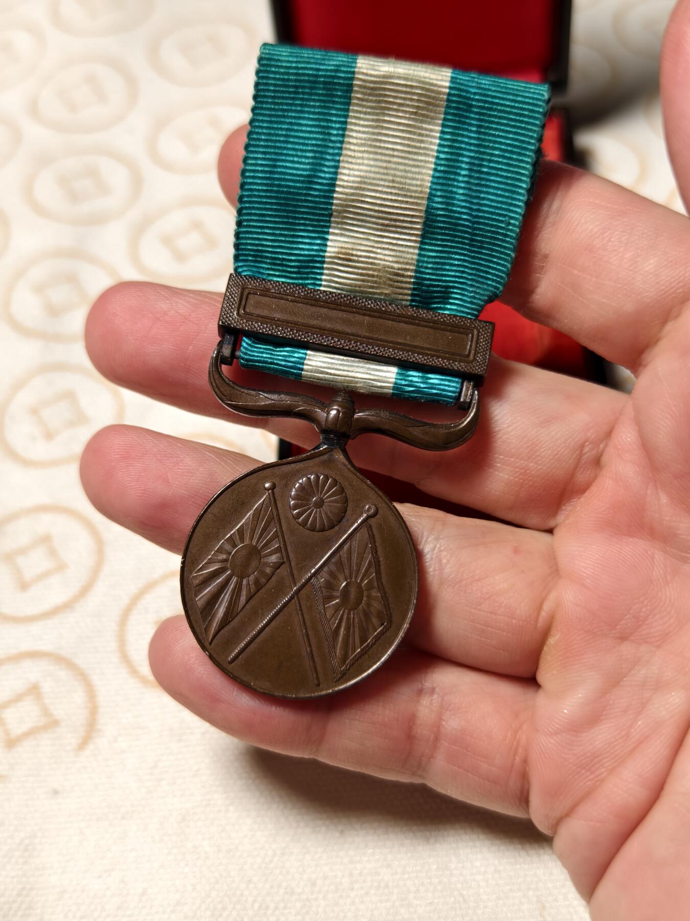 抚柳草堂-第四期章牌钱币（圣诞专场） 奖章勋章限时免佣 满百包邮 放漏专场 甲午战争从军纪章 侵略铁证 漆木原盒极美品 正面菊纹下交叉日本海陆军旗 雕刻师池田隆雄 