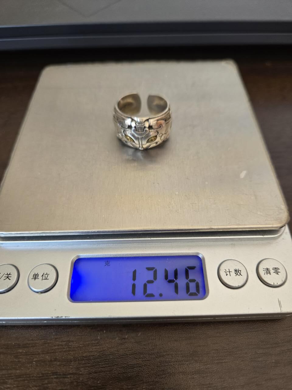 西秦中古拍卖第七十期 精工饕餮纹925银男戒活口戒指，镶嵌精炼黄铜双眼，图案纹饰清晰立体，带银戳，年轻人中年人都适合，自用送礼都合适，重量如图三所示