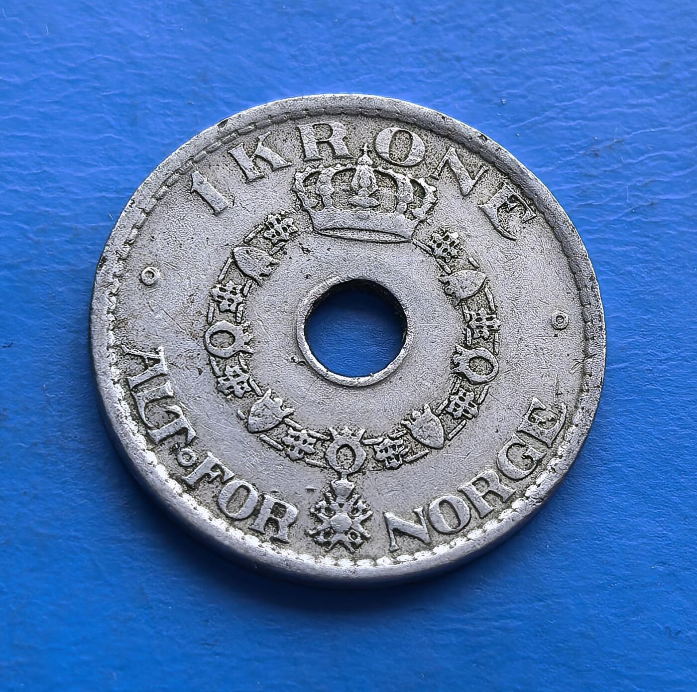 外国优质老铜币高银银币，周六九点倒数截拍，满百包邮，持续收拍 1925 年挪威 1 克朗圆孔，正面皇冠配 “ALT FOR NORGE”（一切为了挪威），彰显家国情怀；背面十字纹章藏王室符号。圆孔设计独特，银质包浆温润，承载北欧王室货币脉络，是挪威文化与钱币工艺交融的收藏标本 。