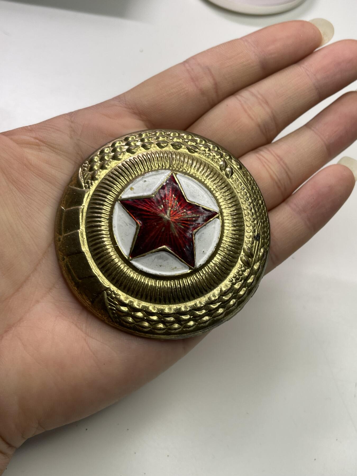 新时代收藏徽章红藏拍卖(第二十九场)  徽章纸品证书杂项 朝鲜超大徽章一个 和手一样大