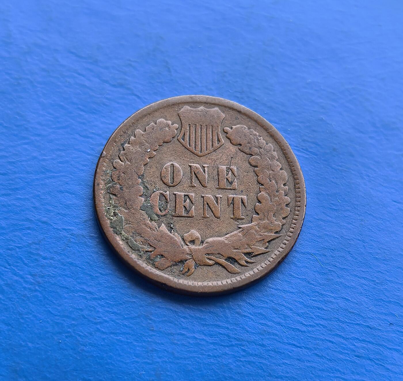 外国优质老铜币高银银币，周六九点倒数截拍，满百包邮，持续收拍 美国印第安人头像1908 年一美分。正面印第安头饰凝萃殖民时代文化符号，背面橡叶花环延续经典设计；青铜材质经百年包浆，尽显岁月厚重。发行于西进运动尾声，见证美国社会扩张与文化碰撞。