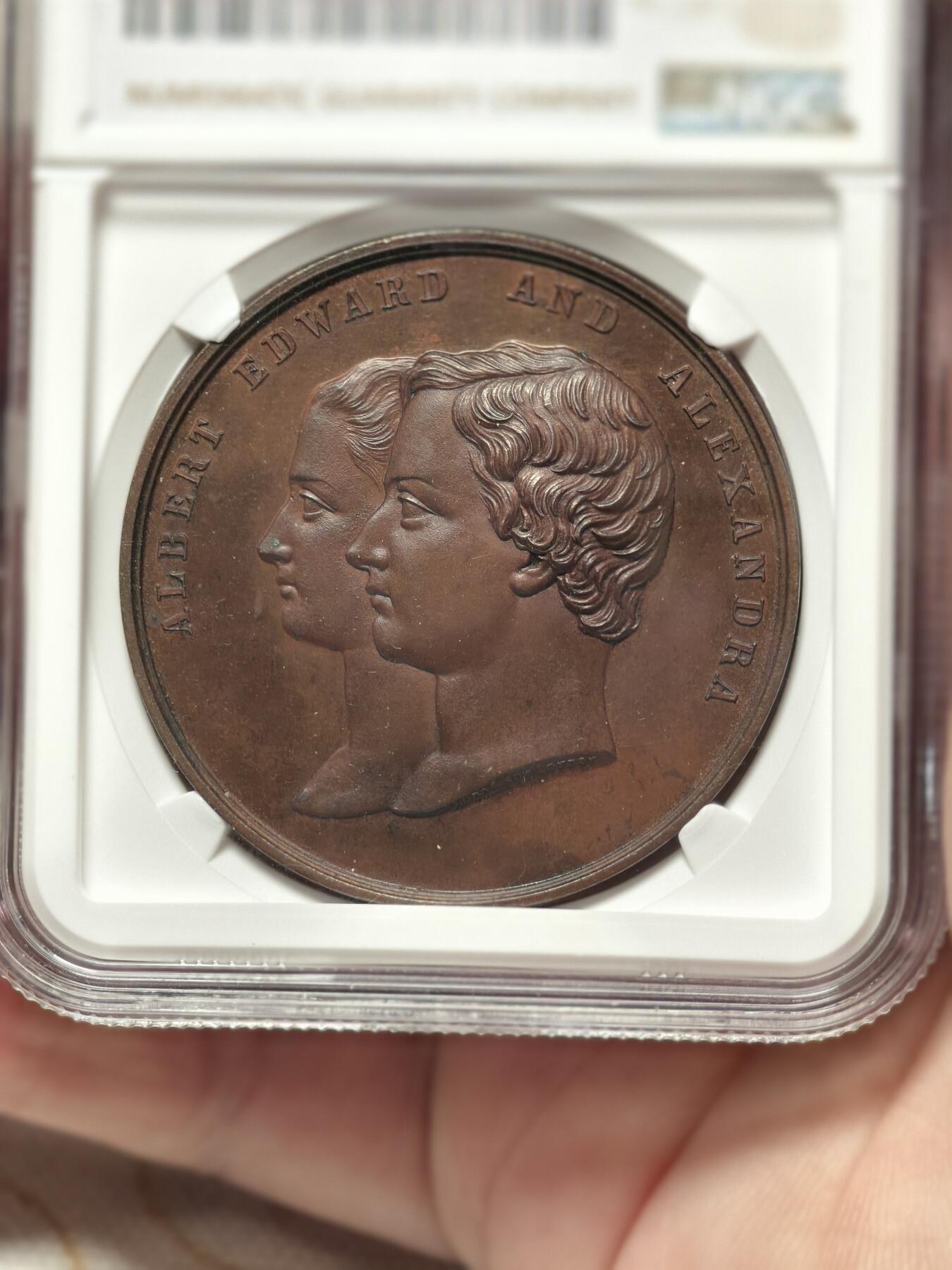 抚柳草堂-第四期章牌钱币（圣诞专场） 奖章勋章限时免佣 满百包邮 放漏专场 1863 NGC MS63BN 英国亚历山大公主与阿尔伯特结婚大铜章 少见品种 加厚盒 正面两人浮雕精美 背面两个家族的纹章