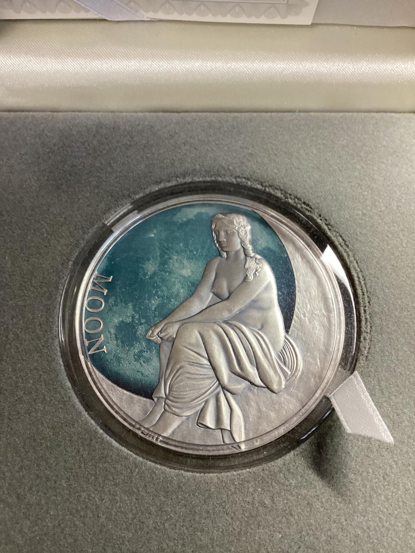 长老汇蛇年精选第八十七场拍卖 2022喀麦隆月亮女神2盎司仿古银币，数码打印技术，高浮雕，直径55MM，999银，500枚，盒证全