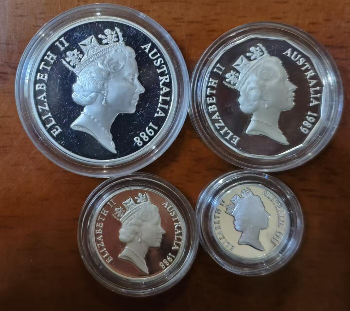 ❤️【币观天下】❤️ 第336期钱币拍卖- 2025.12.26周五晚上6点半场-长期征集拍品 澳大利亚1988年大师集藏装精制套币 此套为纪念澳大利亚两百周年特别发行，包含50分，1/2/5澳元，其中1/2澳元为该面值第一枚发行的银币，50分的发行年份则是1989 原盒证 含纯银68.18克