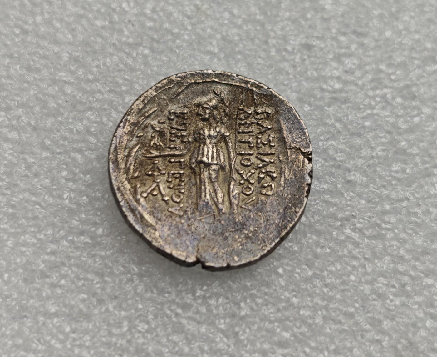 瓶子🏺第222期拍卖会  古希腊币塞琉古银币安条克七世银币雅典娜银币胜利女神银币 公元前138-前129年发行 正面国王安条克七世戴束发带面右头像。 背面雅典娜手持权杖站像，右手托起胜利女神，下方有盾牌，四周环绕月桂枝。