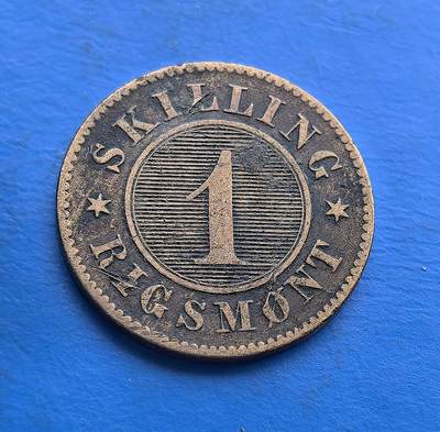外国优质老铜币高银银币，周六九点倒数截拍，满百包邮，持续收拍 - 丹麦1856年1 里格斯蒙先令青铜币，发行于弗雷德里克七世统治期，属 1854 年货币改革后首批青铜币（替代纯铜，更耐磨防伪）。正面饰君主花押、皇冠与橡叶环，背面镌面值及星纹，维多利亚风格鲜明。承载 19 世纪中期币制变革史，百年包浆厚重，是北欧王室货币与工艺演变的珍稀收藏标的 。