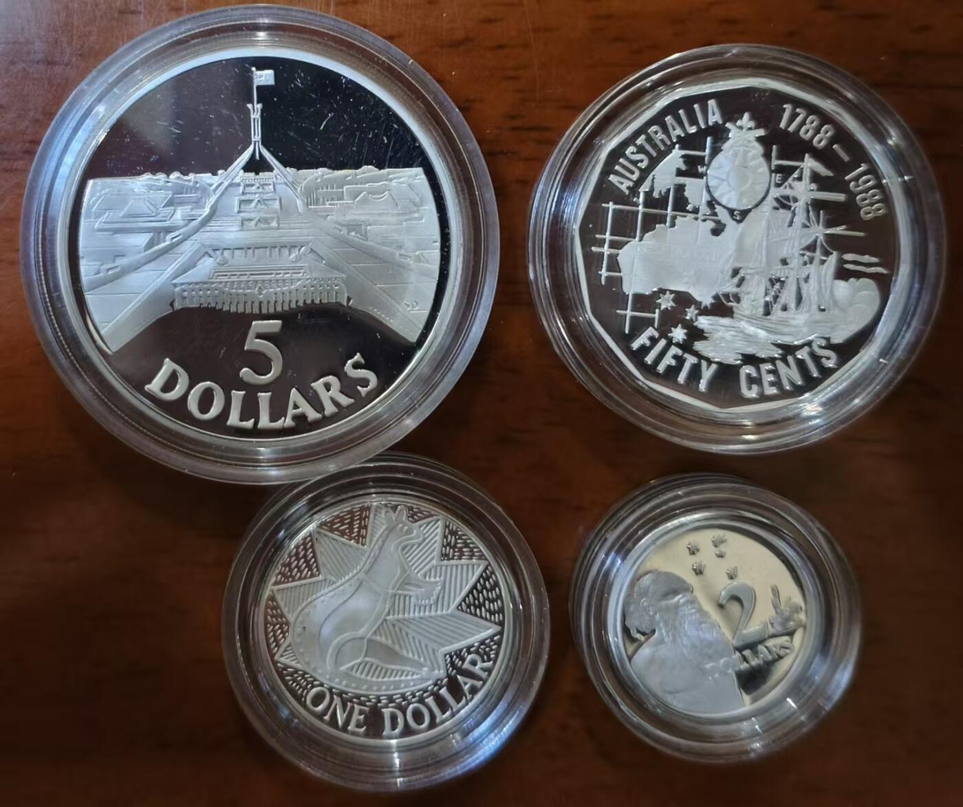 ❤️【币观天下】❤️ 第336期钱币拍卖- 2025.12.26周五晚上6点半场-长期征集拍品 澳大利亚1988年大师集藏装精制套币 此套为纪念澳大利亚两百周年特别发行，包含50分，1/2/5澳元，其中1/2澳元为该面值第一枚发行的银币，50分的发行年份则是1989 原盒证 含纯银68.18克