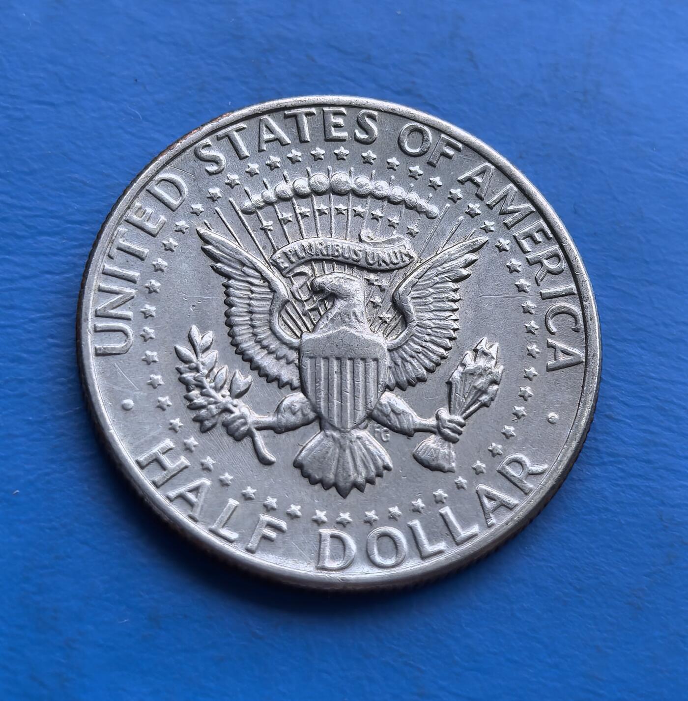 外国优质老铜币高银银币，周六九点倒数截拍，满百包邮，持续收拍 美国肯尼迪1974 年半元，纪念遇刺总统的经典流通币。正面肖像凝萃领袖神韵，背面鹰徽承载美国符号。虽 1965 年后改铜镍材质，仍因 肯尼迪符号 + 美国精神图腾 成收藏热点。流通好品见证岁月，是解码 60 年代美国史、入门美国币藏的亲民标的，触摸时代记忆与铸币艺术 。