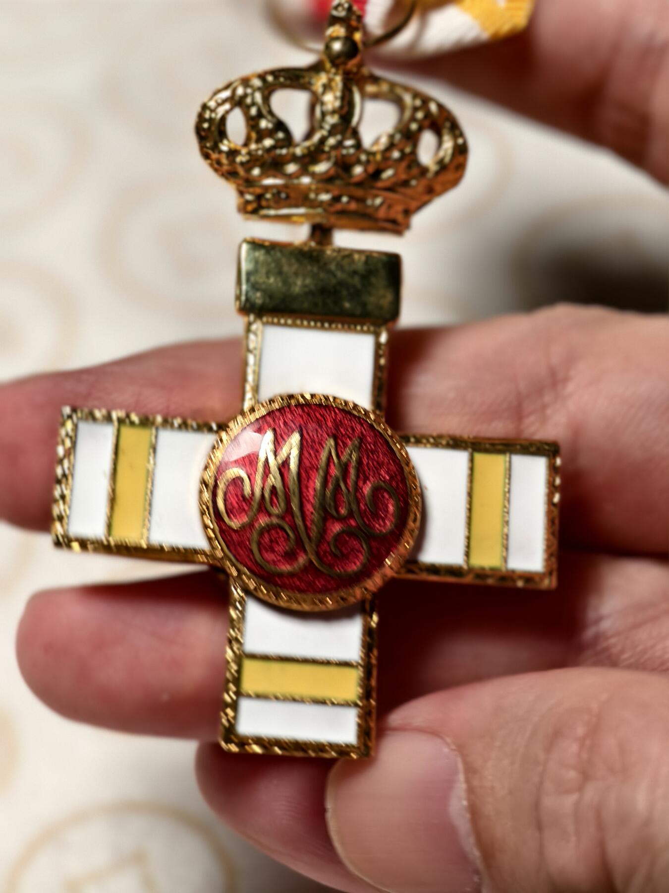 抚柳草堂-第四期章牌钱币（圣诞专场） 奖章勋章限时免佣 满百包邮 放漏专场 西班牙军事功勋 原品 非复刻 白色珐琅带黄条 少见版本