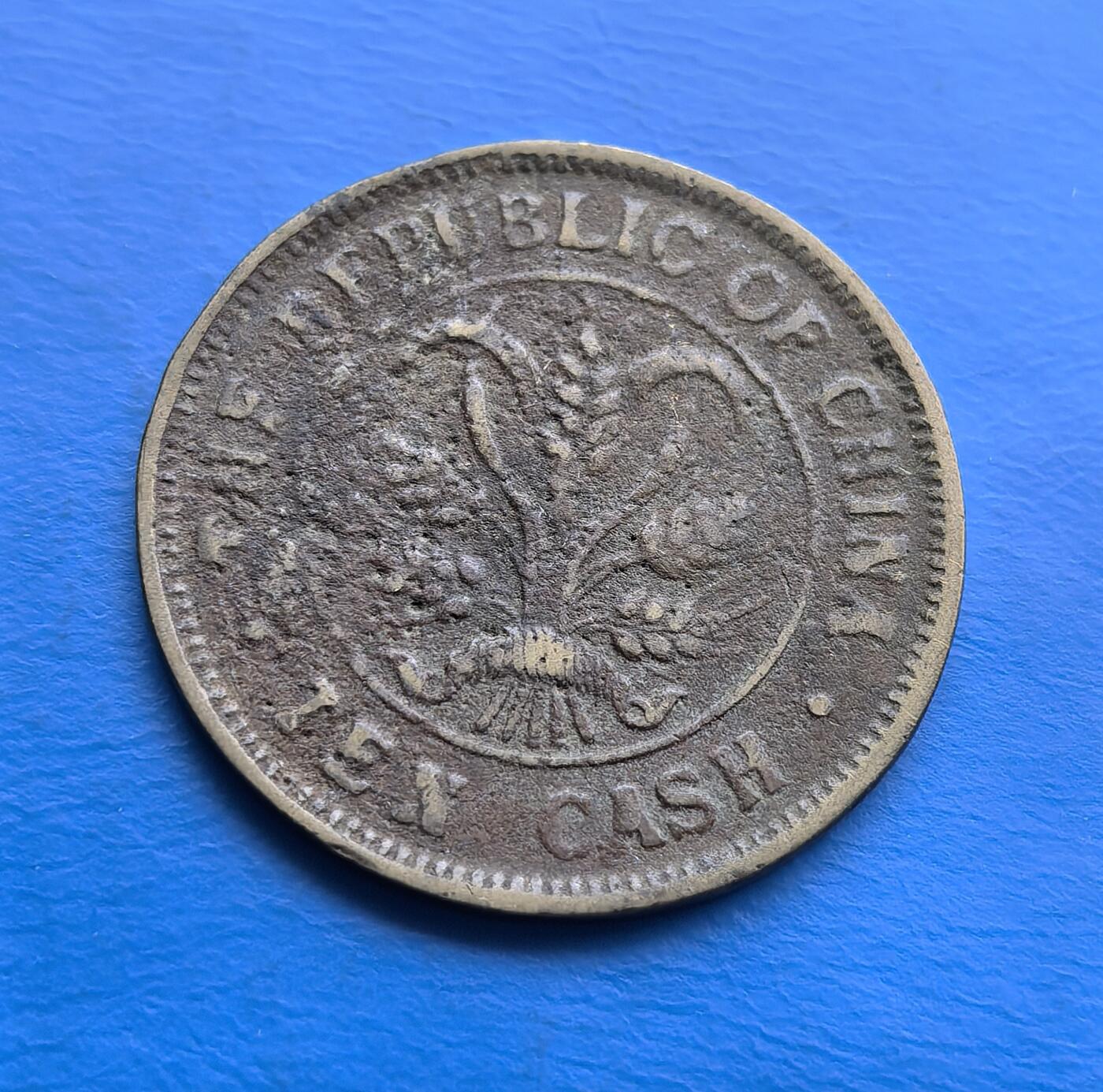 外国优质老铜币高银银币，周六九点倒数截拍，满百包邮，持续收拍 少见地方军阀私铸中华民国当十铜元，铸于共和初创期，见证政体变革。正面双旗（铁血十八星、五色旗）凝萃革命符号，背面嘉禾呼应农本思想。虽经流通，核心图案仍存。作为民国铜元基础品类，承载币制转型脉络，存世因岁月渐稀。是解码民初历史、触摸共和文化的亲民标本，适配机制币藏家入门与近代史爱好者，藏岁月痕迹，映时代风云 。