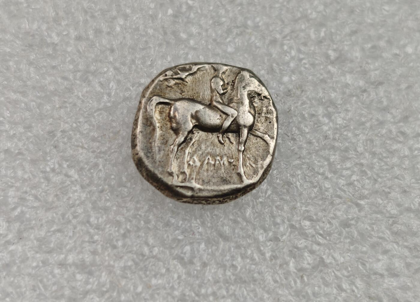 瓶子🏺第222期拍卖会  古希腊塔拉斯骑海豚的少年和骑士银币  公元前302-前280年塔拉斯城发行  面值1诺姆斯银币  银色极好