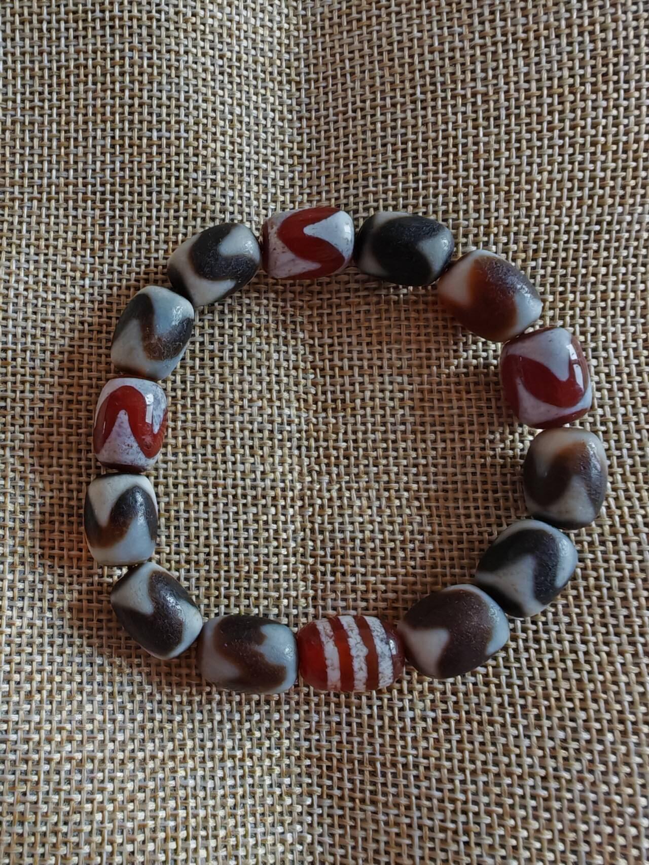 西秦中古拍卖第七十期 虎牙错斯天珠手串，红玉髓玛瑙材质，黑白红三色搭配，珠子数量如图，单珠尺寸约11*13mm