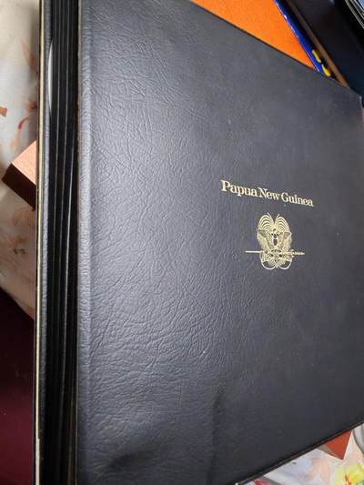 长老汇蛇年精选第八十七场拍卖 - 1975巴布亚新几内亚精制套币8枚首日封册，册有断裂，含银币两枚，分别41.6克925银和27.6克500银，银料价850元