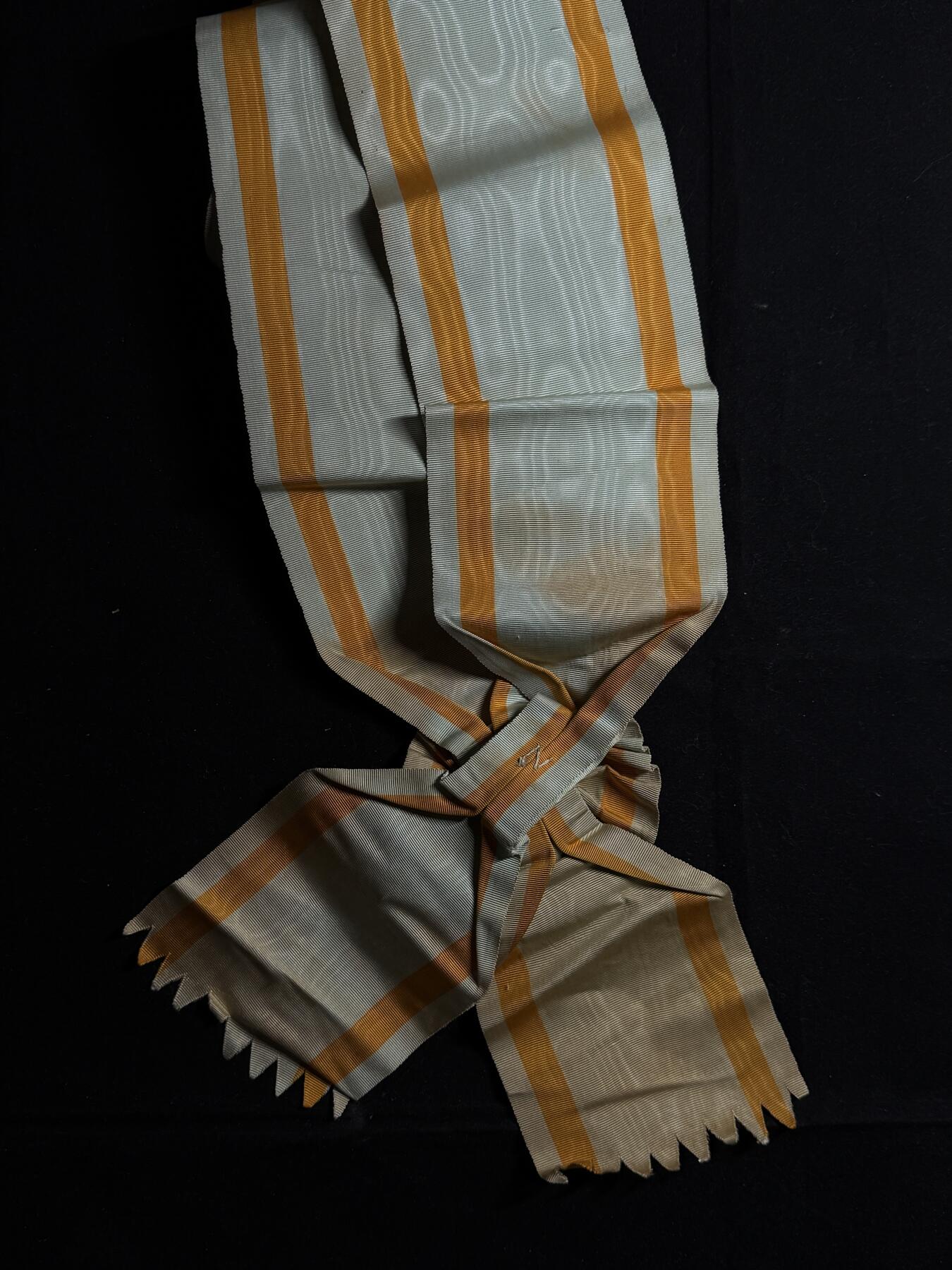 欢庆元旦！戎马世界章牌大赏第109期元旦大拍 勋一等瑞宝章大绶带，正面有老化掉色