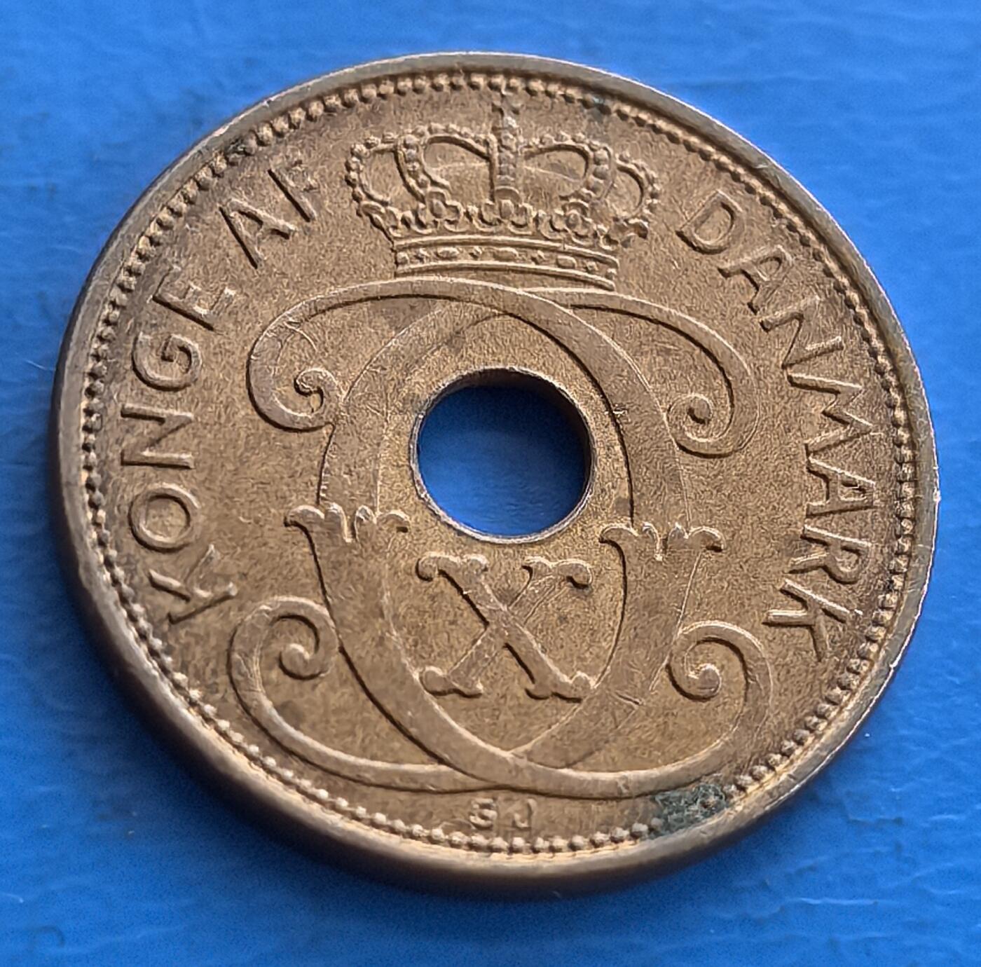 外国优质老铜币高银银币，周六九点倒数截拍，满百包邮，持续收拍 1936 年丹麦 2 欧尔圆孔铜币，王室花押配皇冠，圆孔设计别致，铜质包浆凝史，藏北欧君主制货币韵味，丹麦币藏特色标 。