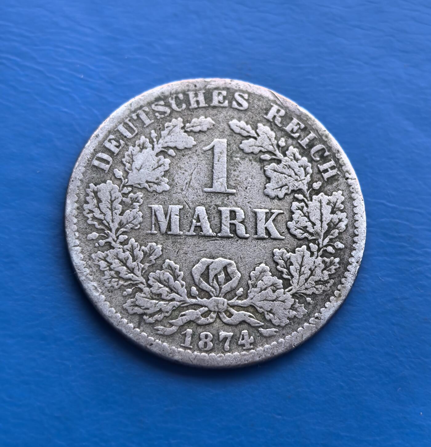 外国优质老铜币高银银币，周六九点倒数截拍，满百包邮，持续收拍 德意志帝国1874 年 1 马克银币，诞生于德国统一后第三年，见证帝国货币体系初创。正面双首鹰徽（传承神圣罗马帝国符号，彰显皇权），背面橡树叶环（日耳曼精神象征），“DEUTSCHES REICH” 烙刻国家身份。90% 银质，百年包浆凝萃岁月痕迹。作为帝国早期流通币，承载德国统一历史，设计融合国徽与民族元素，存世随岁月递减。是欧洲史、钱币藏家触摸德意志帝国肇始的珍贵标本，历史厚重、艺术设计与稀缺