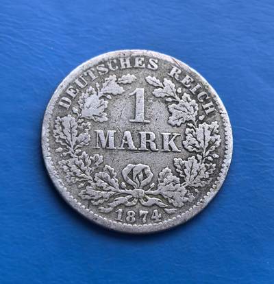 外国优质老铜币高银银币，周六九点倒数截拍，满百包邮，持续收拍 - 德意志帝国1874 年 1 马克银币，诞生于德国统一后第三年，见证帝国货币体系初创。正面双首鹰徽（传承神圣罗马帝国符号，彰显皇权），背面橡树叶环（日耳曼精神象征），“DEUTSCHES REICH” 烙刻国家身份。90% 银质，百年包浆凝萃岁月痕迹。作为帝国早期流通币，承载德国统一历史，设计融合国徽与民族元素，存世随岁月递减。是欧洲史、钱币藏家触摸德意志帝国肇始的珍贵标本，历史厚重、艺术设计与稀缺