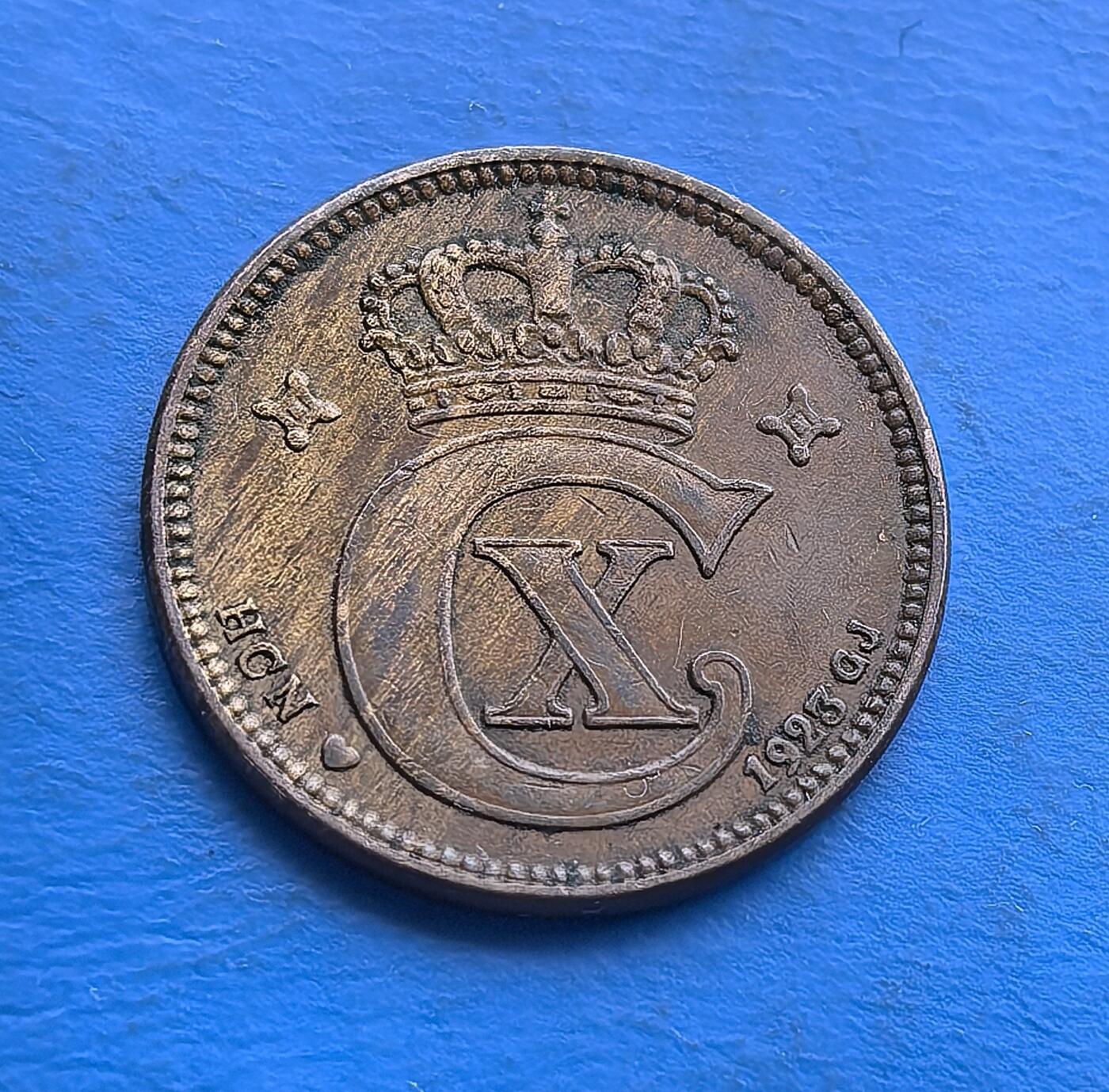 外国优质老铜币高银银币，周六九点倒数截拍，满百包邮，持续收拍 丹麦1923年2 欧尔铜币，属克里斯蒂安十世统治期（一战后稳定阶段）。正面镌王室花押（C 环绕 X）、皇冠，隐现工匠标记；背面螺旋纹伴 “2 ØRE”，北欧风格浓郁。青铜包浆厚重，百年岁月凝萃，集王权符号与传统工艺，是丹麦君主制钱币收藏的经典早期标本 。