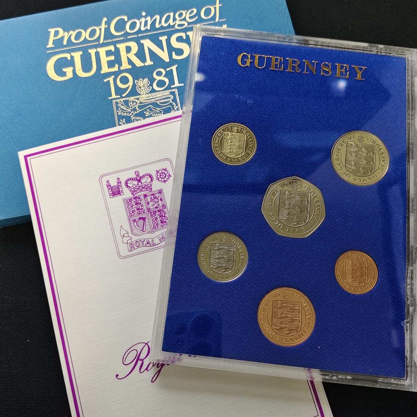 【全场包邮】纯粹捡漏拍489场（免费代拍第26场） 根西1981年官方发行皇家厂经典信封装精制套币-含根西百合1镑精制币-盒证全-PS9