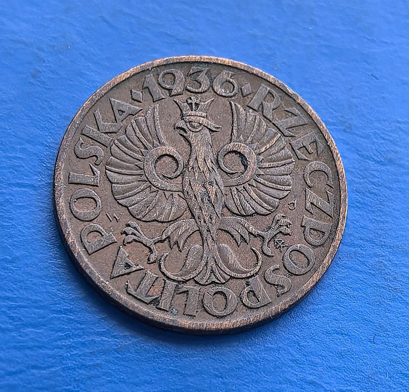 外国优质老铜币高银银币，周六九点倒数截拍，满百包邮，持续收拍 波兰 1936 年2 格罗申铜币，铸于二战爆发前的第二共和国时期。正面波兰鹰徽（王冠加持，民族象征），背面面额设计简洁。铜币包浆凝岁月，见证战前东欧政治脉动。作为二战前夜的货币标本，承载波兰共和记忆，适配欧洲币藏与二战史爱好者